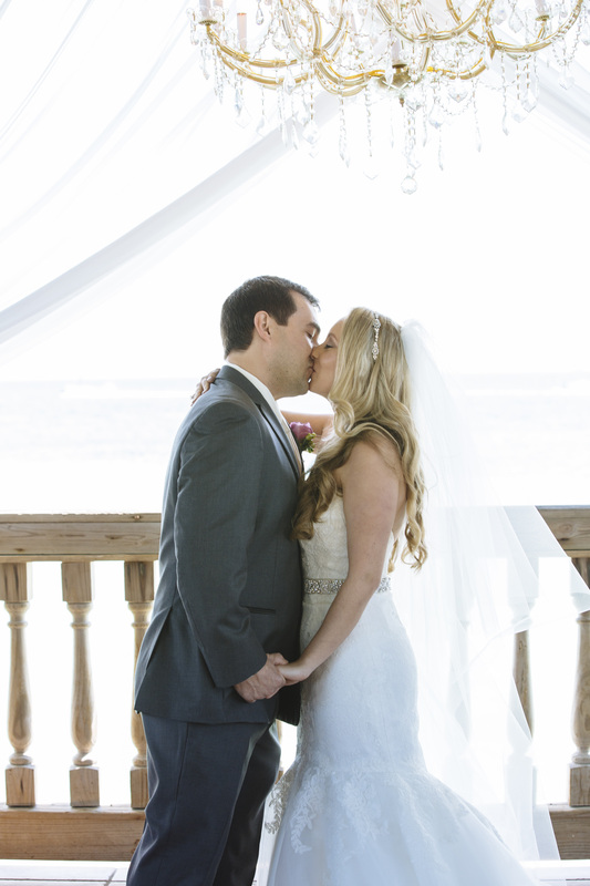 wedding kiss Picture